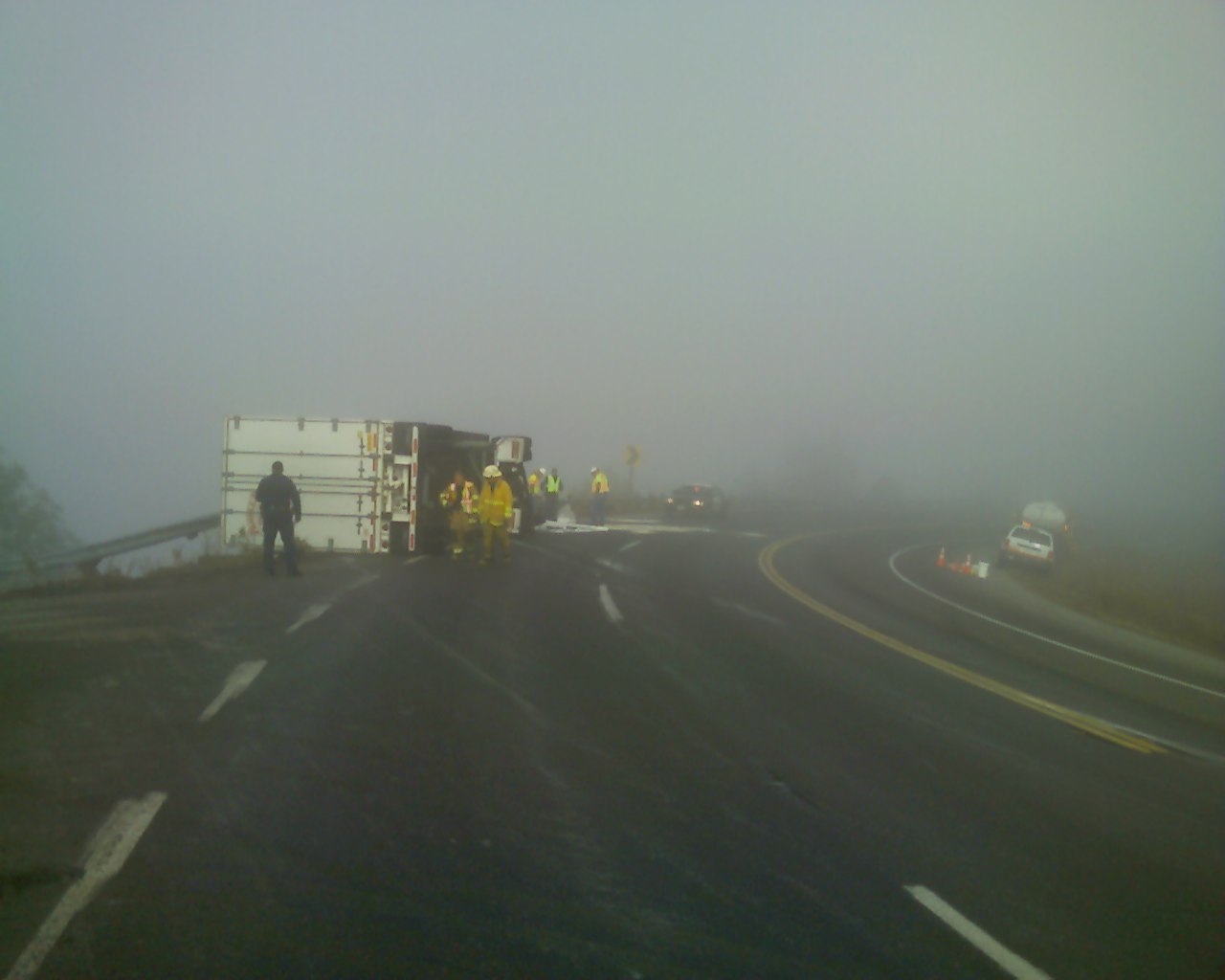 loading Gallery//Action/Big Rig Wreck 2dec09/fullsize/091202 005.jpg... or select a thumbnail